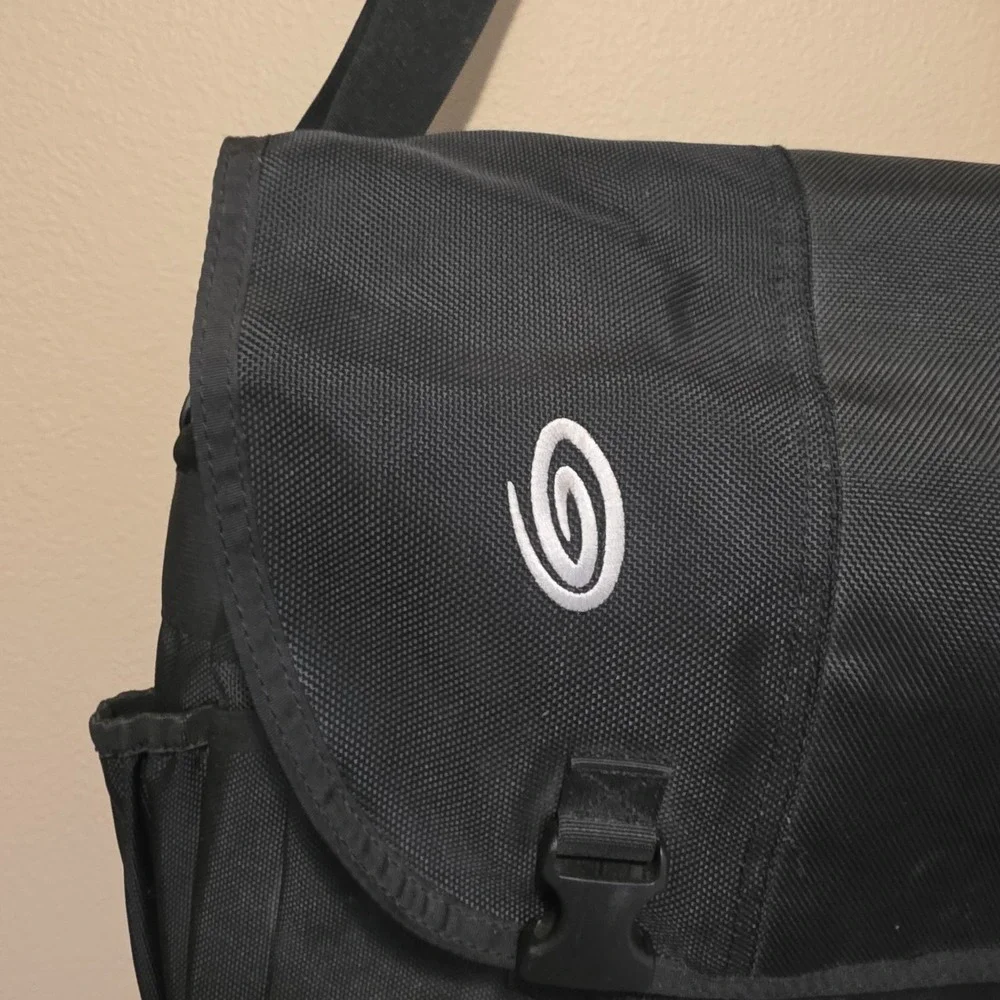 Timbuk2 Classic  Laptop Messenger Commuter Crossbody Black Bag